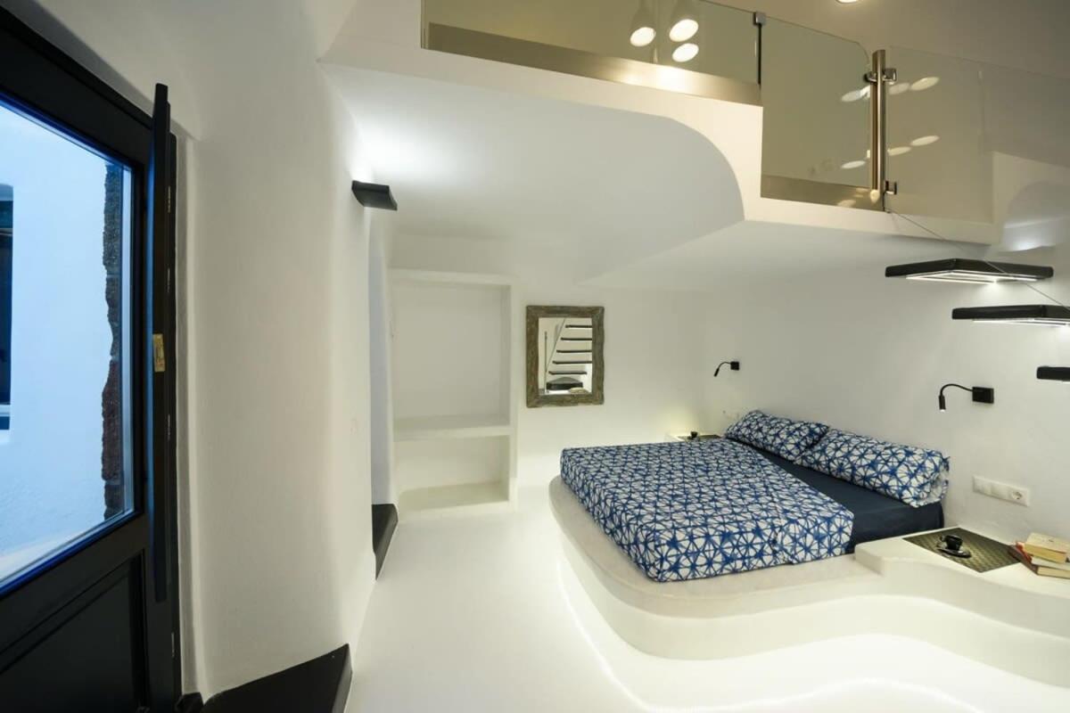 Appartamento Santorini Traditional Apt With Private Hot Tub Fira  Esterno foto