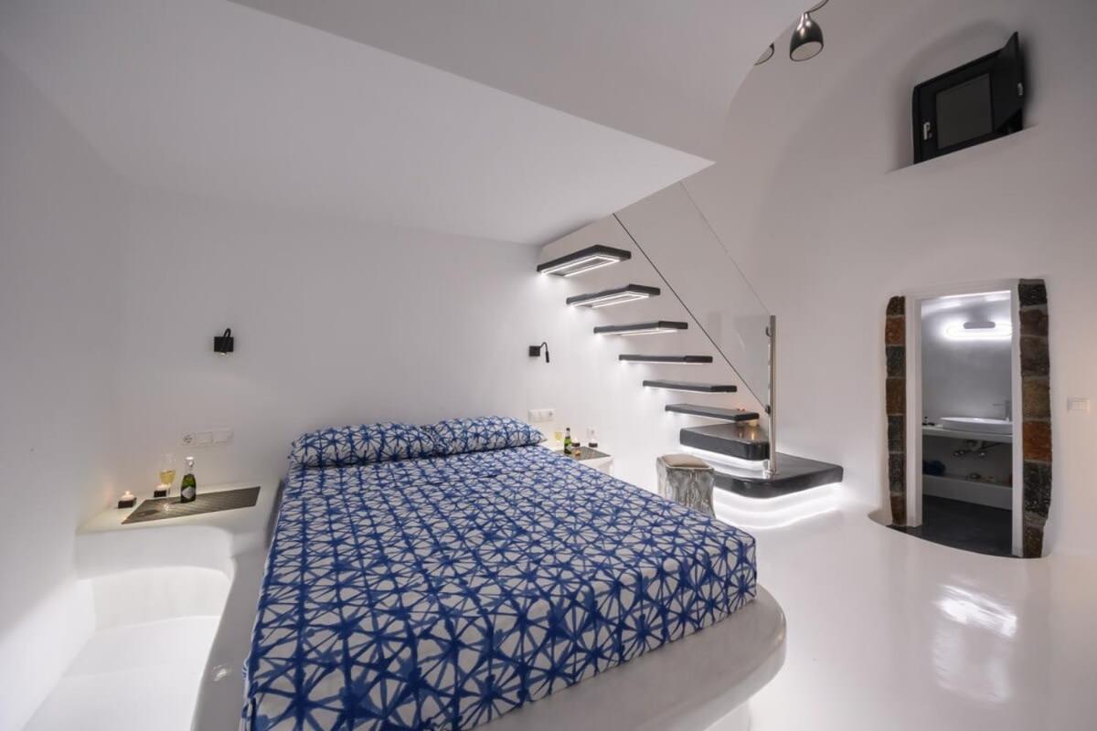 Appartamento Santorini Traditional Apt With Private Hot Tub Fira  Esterno foto