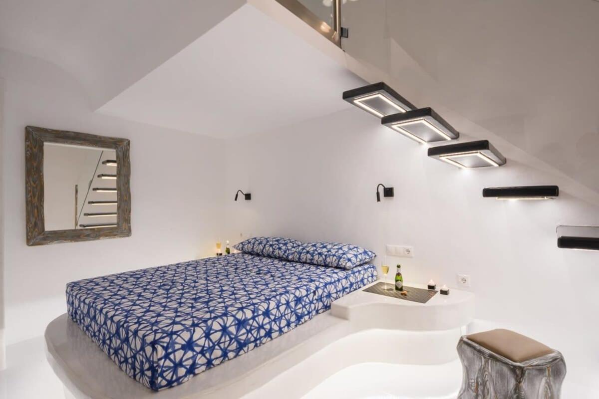Appartamento Santorini Traditional Apt With Private Hot Tub Fira  Esterno foto