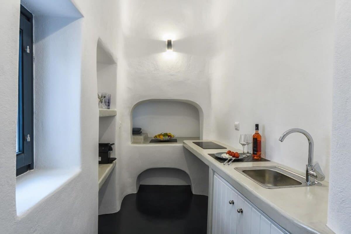 Appartamento Santorini Traditional Apt With Private Hot Tub Fira  Esterno foto
