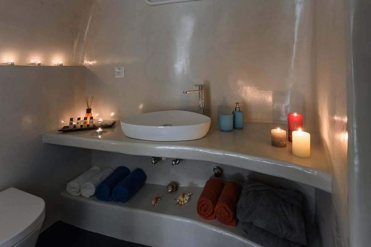 Appartamento Santorini Traditional Apt With Private Hot Tub Fira  Esterno foto