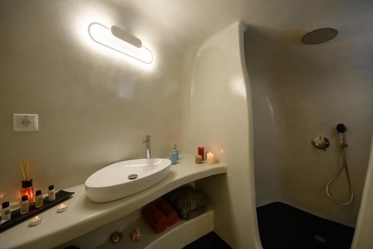 Appartamento Santorini Traditional Apt With Private Hot Tub Fira  Esterno foto